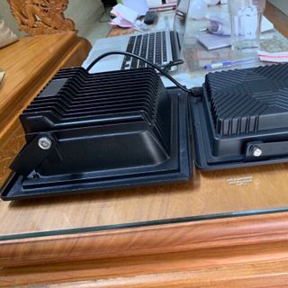 Đèn pha năng lượng mặt trời 100w siêu bền