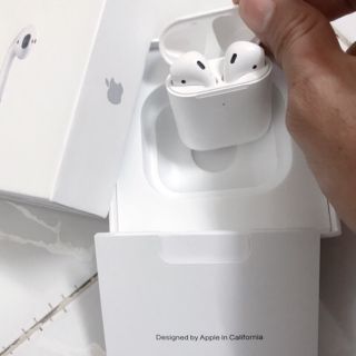 Tai Nghe Bluetooth Apple AirPods 2 rep 1:1 định vị,đổi tên ,thiết kế nguyên khối ( Sạc Không Dây)