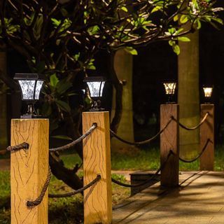 Đèn led trụ cổng tứ giác pha lê đen dùng năng lượng mặt trời