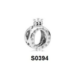 Charm chữ O vương miện S0394