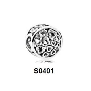 Charm tròn hoa tiết tim nhí S0401