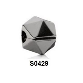 Charm clip khối hình học cá tính màu đen S0429