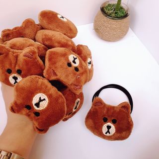 Cột tóc gấu brown