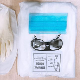 Quần áo phòng dịch màu trắng