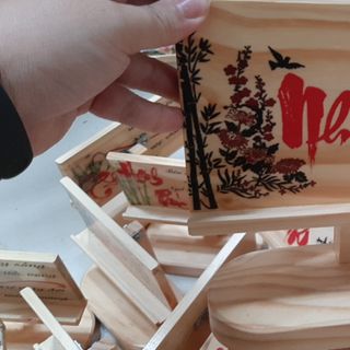 Kệ điện thoại bằng gỗ