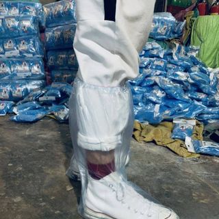 ỦNG NILON ĐI MƯA VÀ TRONG PHÒNG DỊCH