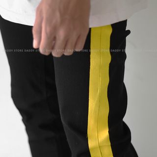 Quần jean nam đen kẻ vàng rách gối HCM