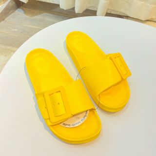 Dép nhiều màu mang em