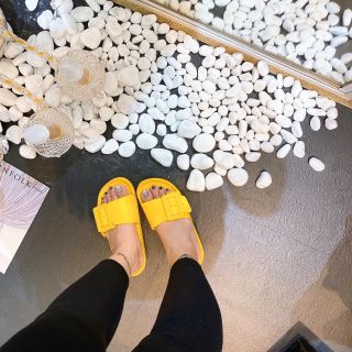Dép nhiều màu mang em