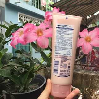 Sữa dưỡng thể trắng da Vaseline Thái Lan 180 ml