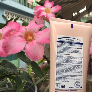 Sữa dưỡng thể trắng da Vaseline Thái Lan 180 ml