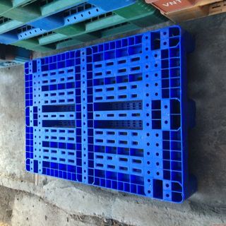 Pallet nhựa kê hàng dùng xe nâng giá rẻ toàn quốc