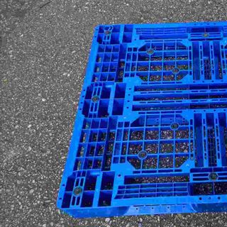 Pallet nhựa đan lưới hai mặt dùng xe nâng giá rẻ