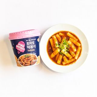 Bánh gạo Topokki Pink Rocket vị Cà chua cup 120gr