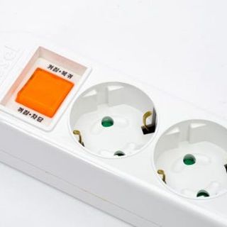 Ổ điện Hàn Quốc Dosel 4 lỗ, 1 công tắc DM2217