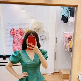 Áo cổ V tay phồng sang trọng