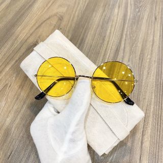 Mắt kính thầy bói nhiều màu xuyên đêm
