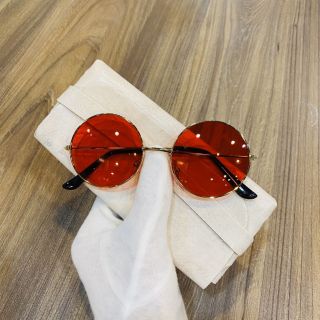 Mắt kính thầy bói nhiều màu xuyên đêm