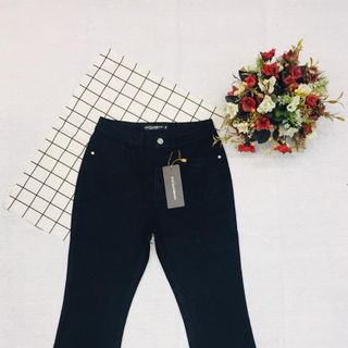 Quần loe đen cắt gấu