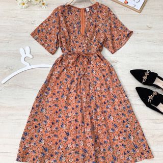 Đầm hoa đắp ngực form dài qua gối