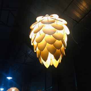 Đèn gỗ dáng quả dâu tây