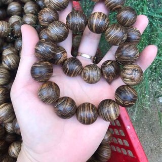 Vòng tay trầm hương thiên nhiên sánh nổi size 18 và 20li mùi ngọt thơm lâu. Hàng tại xưởng sỉ lẻ toàn quốc