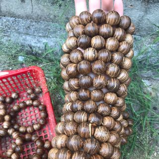 Vòng tay trầm hương thiên nhiên sánh nổi size 18 và 20li mùi ngọt thơm lâu. Hàng tại xưởng sỉ lẻ toàn quốc