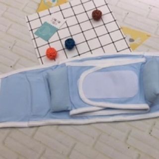 Ủ quấn tay Anna cho bé