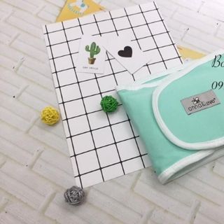 Ủ quấn tay Anna cho bé