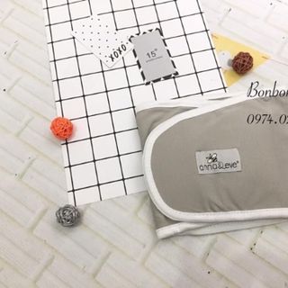 Ủ quấn tay Anna cho bé