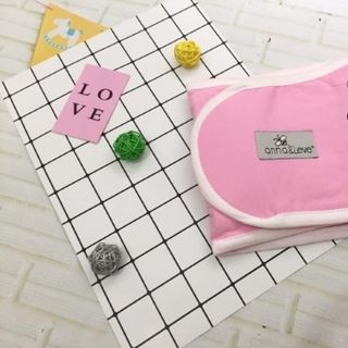 Ủ quấn tay Anna cho bé