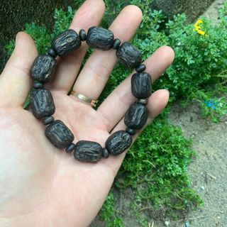 Trầm hương thiên nhiên sánh đen