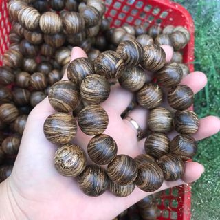 Vòng tay trầm hương thiên nhiên sánh nổi size 18 và 20li mùi ngọt thơm lâu. Hàng tại xưởng sỉ lẻ toàn quốc