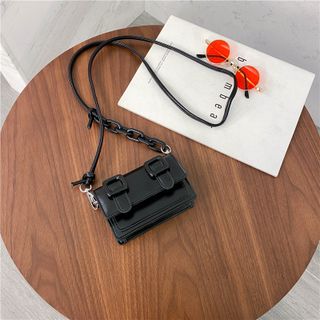 Túi mini da trơn dây xích nổi bật D833
