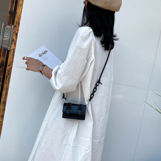 Túi mini da trơn dây xích nổi bật D833