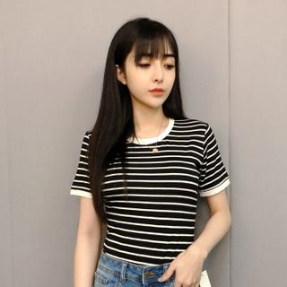 Áo thun cổ tròn kẻ đen