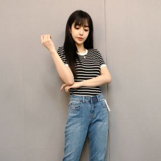 Áo thun cổ tròn kẻ đen