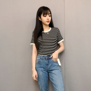 Áo thun cổ tròn kẻ đen
