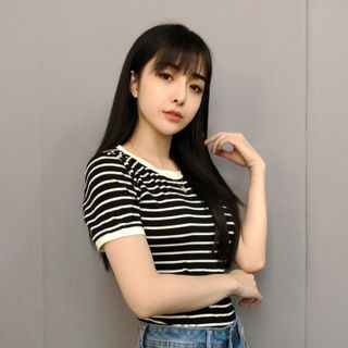 Áo thun cổ tròn kẻ đen