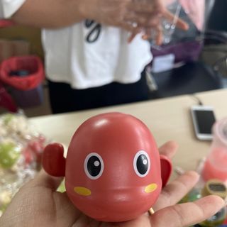 Rùa bơi trong nước làm quà tặng cho bé nhân dịp 1-6