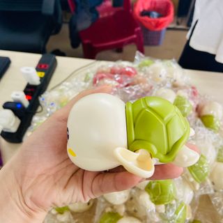 Rùa bơi trong nước làm quà tặng cho bé nhân dịp 1-6