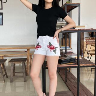 Quần short thêu bông hồng
