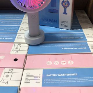 Quạt cầm tay KITTY CÓ ĐÈN - CÓ CHÂN ĐẾ