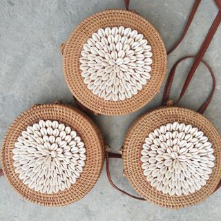 túi mây tre đan gắn sò trắng