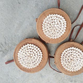 túi mây tre đan gắn sò trắng