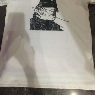 Áo thun cá tính, phá cách - cô gái đội nón