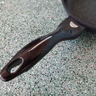 Chảo men đá đáy từ Việt Nam 24cm