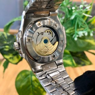 Đồng hồ Patek Philipe vỏ trắng mặt đen
