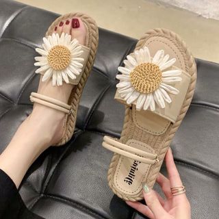 Dép mang hai kiểu hoa cúc