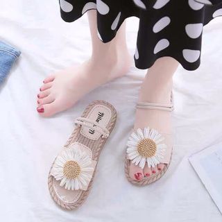 Dép mang hai kiểu hoa cúc